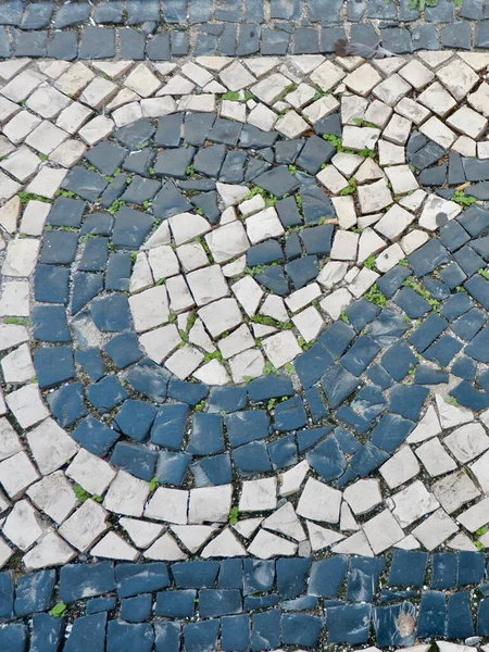 ポルトガルの白とグレーの石畳で作られたヴィンテージの華やかな 典型的なポルトガルの床 — ストック写真