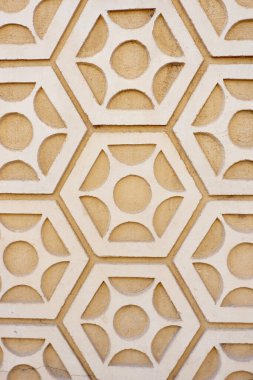 Sgraffito adlı antika tekniğiyle sıcak renklerin süslenmesi..