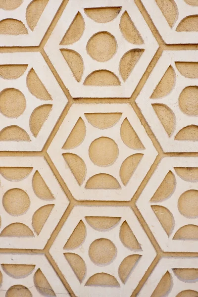 Sgraffito adlı antika tekniğiyle sıcak renklerin süslenmesi..