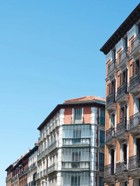 スペインのマドリードのマヨール広場近くの旧市街にある古典的なスペインのファサード 垂直写真 — ストック写真