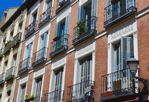 스페인 마드리드 지구에 셔터가 파스텔 빈티지 발코니의 고전적 — 스톡 사진