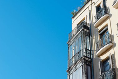 Madrid, İspanya 'nın merkez bölgesinde zarif balkonları olan klasik binaların eski moda köşesi. Klasik İspanyol mimarisi.