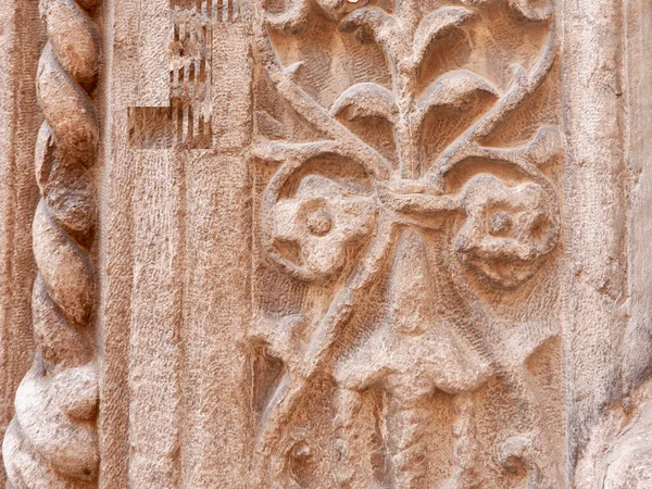 Böjd Detaljerad Utsmyckning Utsidan Antik Medeltida Byggnad Toledo Spanien — Stockfoto