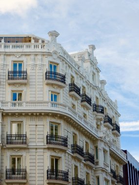 Madrid, İspanya 'nın merkezindeki zarif Rönesans binasının köşesinde..