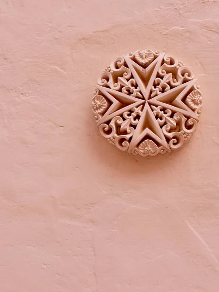 Gedetailleerde Stucwerk Heraldische Embleem Van Malta Ruwe Beschilderde Muur Van — Stockfoto