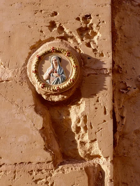 Stucco Icon Virgin Mary Damaged Wall Concepts Crisis War Religion — Stock Photo, Image