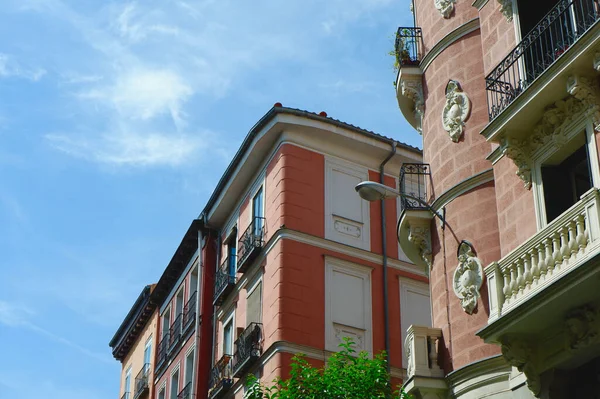 マドリード スペインの外からエレガントな古典的な建物 — ストック写真