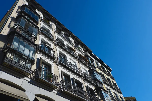 スペイン マドリード中心街のチュエカ地区の外からの窓や装飾された金属製のバルコニーを持つヴィンテージの建物 — ストック写真