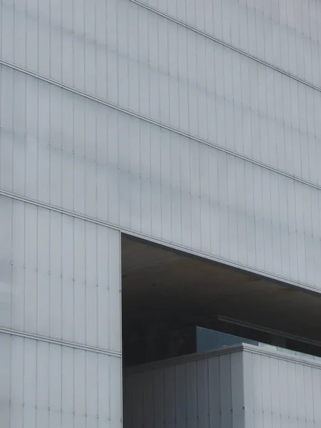 灰色の背景が消えた スペインのマドリードにオフィスビルのシンプルな直線 水平方向のファサード シンプルさ — ストック写真