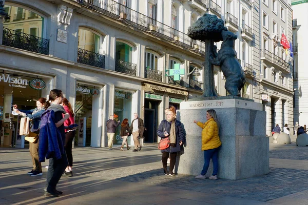 西班牙马德里 2022年2月18日 人们在象征这座城市的熊像前拍照 — 图库照片