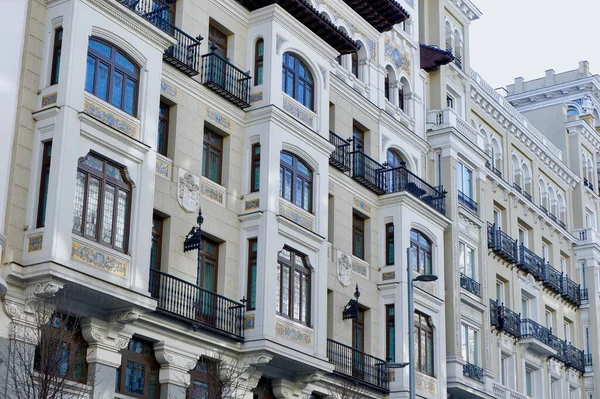 Madrid, İspanya 'daki Gran Via Bulvarı' nda dışarıdan zarif zengin cepheleri..