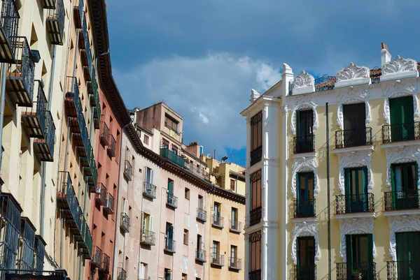 スペインのマドリード中心街にあるエレガントな装飾が施されたバルコニーと窓のある古典的な建物 鮮やかな色 昔ながらの装飾の詳細 — ストック写真