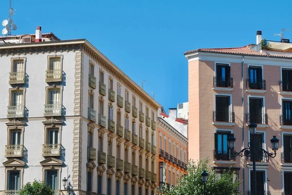 Madrid, İspanya 'nın merkez semtindeki Pastel renklerde şık evler.