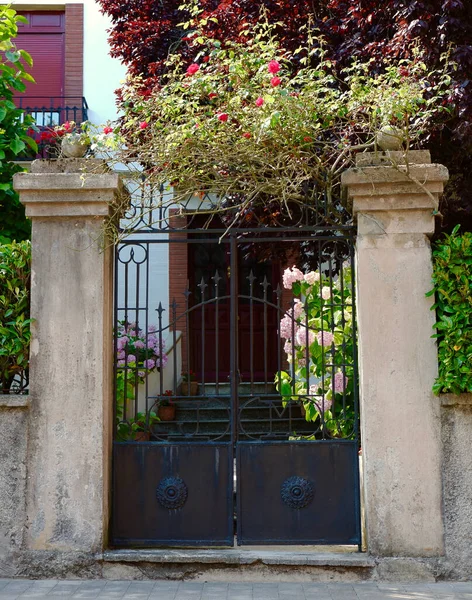 Винтажные Ворота Внутренний Двор Металлической Двойной Дверью Окружении Цветов Сельской — стоковое фото
