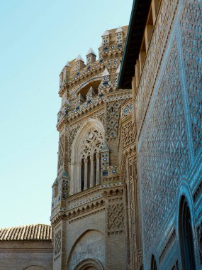 İspanya, Zaragoza 'da Mudejar mimari tarzında bir Moorish kulesi. Halifelik zamanında inşa edilen bina.