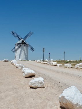 Campo de Criptana, Toledo topluluğunun çöl bölgesinde hakiki İspanyol yel değirmeni..