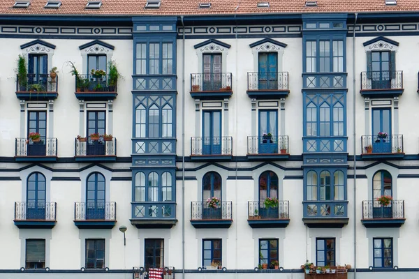 Элегантные Старинные Здания Яркими Голубыми Окнами Балконами Ставнями Старомодном Архитектурном — стоковое фото