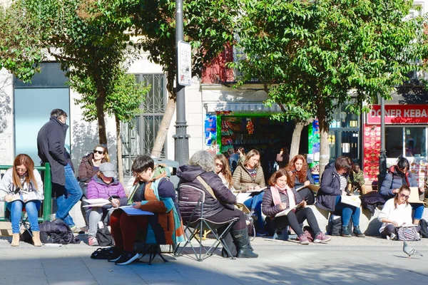 Lavapies Distriktet Madrid Spanien April 2022 Grupp Människor Olika Åldrar — Stockfoto