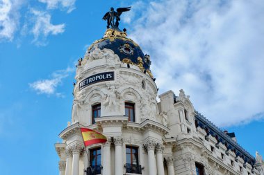 Madrid, İspanya - 27 Kasım 2021: Metropolis olarak da bilinen Beaux-Arts mimari tarzında bina. Fransız mimarlar Jules ve Raymond Fevrier tarafından 1911 'de tasarlandı..