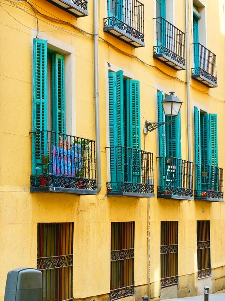 Vintage Niebieskie Balkony Żywej Żółtej Fasadzie Centrum Madrytu Hiszpania — Zdjęcie stockowe
