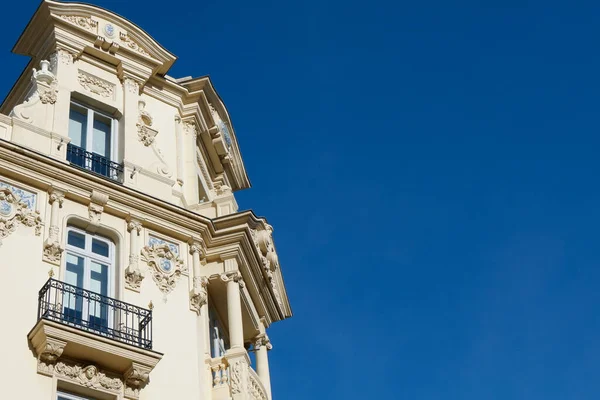 Elegant Corner Classical Building Different Windows Balconies Centre Madrid Spain — ストック写真