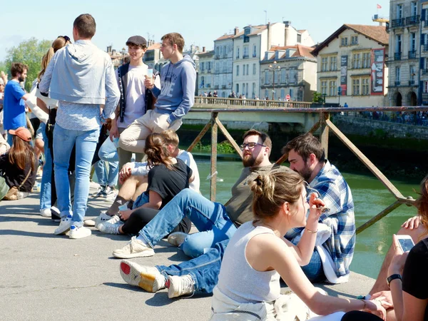 Bayonne Frankrike April 2022 Ungdomar Som Sitter Golvet Vid Floden — Stockfoto