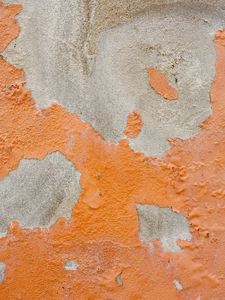 Skadad Betongvägg Med Avdragbar Orange Färg Stökig Grunge Yta — Stockfoto