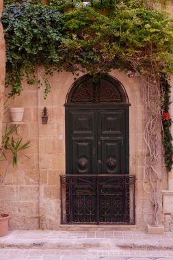 Valetta, Malta 'da dar bir sokakta eski usul Malta kapısı. Binanın klasik otantik girişi.