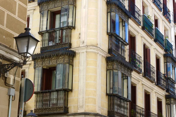 ヴィンテージバルコニーと窓のある退廃的なレトロなファサードマドリード スペイン — ストック写真