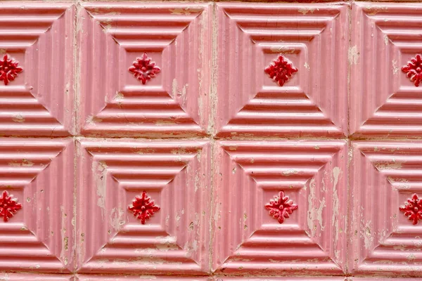 ポルトガルのポルトの外壁に幾何学的な装飾が施された赤のヴィンテージタイル — ストック写真