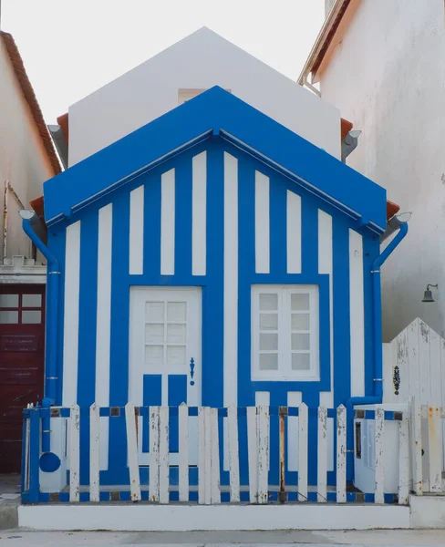 Lined Malutki Dom Niebiesko Białych Kolorach Miejscowości Wakacyjnej Aveiro Portugalia — Zdjęcie stockowe