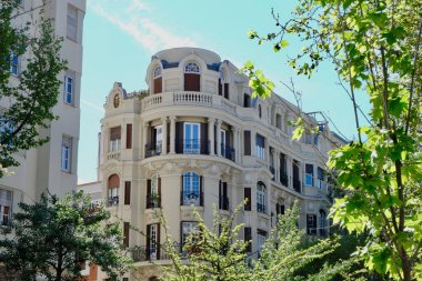 Zarif klasik cephenin yuvarlak köşesi ağaçların arasından, Fuencarral bölgesinden, Madrid 'in merkezinden, İspanya