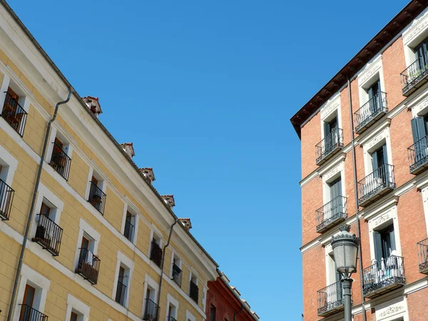 スペイン チュエカ地区 マドリード中心街のレトロな建物の窓やバルコニー付きの古いファサード — ストック写真