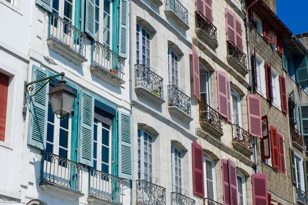 Красочные Классические Фасады Оконными Ставнями Крошечными Балконами Центре Байонны Франция — стоковое фото