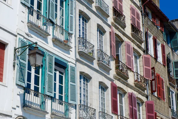 Colorate Facciate Classiche Con Persiane Finestre Piccoli Balconi Nel Centro — Foto Stock