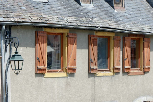 法国比利牛斯Arreau村法国古董屋的乡村木窗 — 图库照片