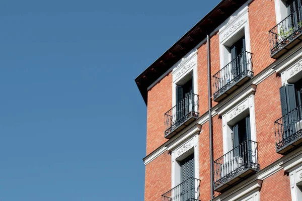 スペイン マドリードのダウンタウン地区にある赤レンガ造りの古典的な建物のコーナー — ストック写真