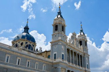 İspanya, Madrid 'de güneşli gökyüzünün altında Santa Maria la Real de Almudena Katedrali' nin Gotik cephesi.