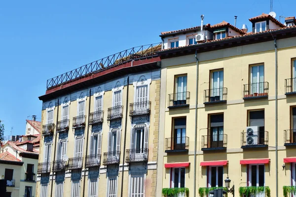 スペイン マドリードの中心部にある古典的なヴィンテージの光の色の家 — ストック写真