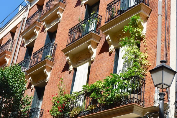 Eleganckie Balkony Zielenią Budynku Retro Centrum Madrytu Hiszpania — Zdjęcie stockowe
