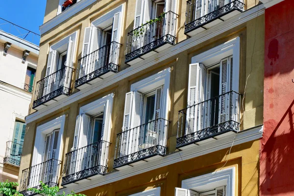 Klasyczne Okna Okiennicami Kolorze Białym Zabytkowej Fasadzie Dzielnicy Malasana Madrycie — Zdjęcie stockowe
