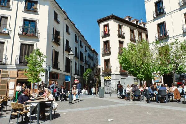 Madrid, İspanya - 24 Nisan 2022: İnsanların dinlendiği Malasana sokakları, eski Madrid 'in günlük yaşamı.