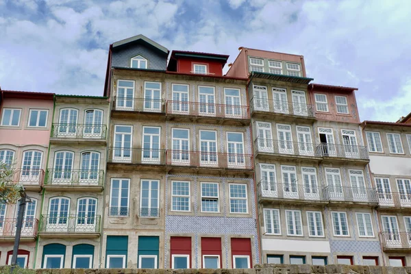 Porto, Portekiz şehir merkezindeki soluk klasik binalar. Klasik Portekiz mimarisi.