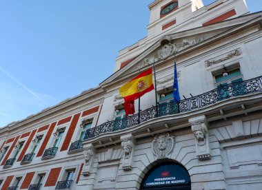 Puerta del Sol Meydanı, Madrid, İspanya - 18 Şubat 2022: Madrid devlet başkanlığı ofisinin inşası