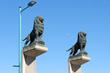 İspanya, Aragon, Zaragoza 'daki taş köprüde ilerleyen iki aslan figürü..