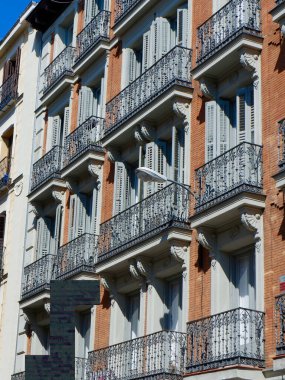 Madrid, İspanya 'daki eski binanın klasik dış mekanı. Klasik İspanyol mimarisi.