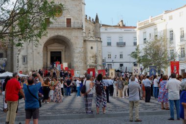 Elvas, Alto Alentejo, Portekiz - 20 Eylül 2022: Kasaba halkı Aziz Mateus günlerinin kutlandığı hafta boyunca dini geçit törenini bekliyor.