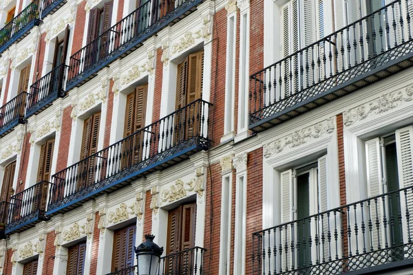 スペイン マドリードのダウンタウンの建物にスタッコ型で装飾された古典的なヴィンテージバルコニー — ストック写真