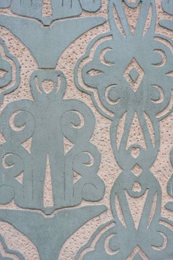 Madrid, İspanya 'nın Fuencarral semtindeki binanın duvarında pastel yeşilden yapılmış klasik bir kaplama..
