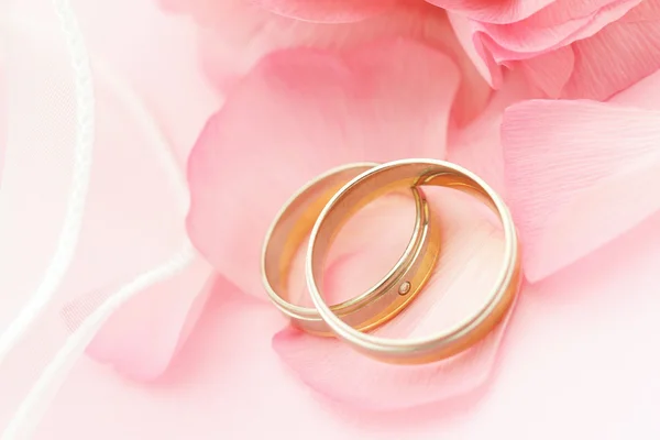 Rózsaszín esküvői Jegygyűrűk — Stock Fotó